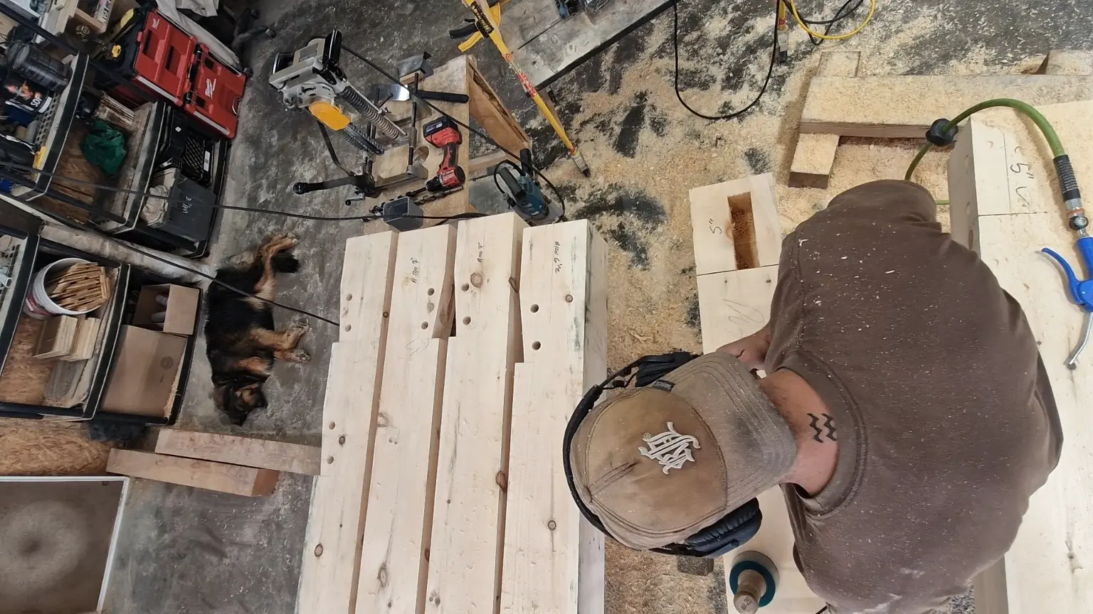 Taille de pièces de bois observée depuis le dessus de l’atelier