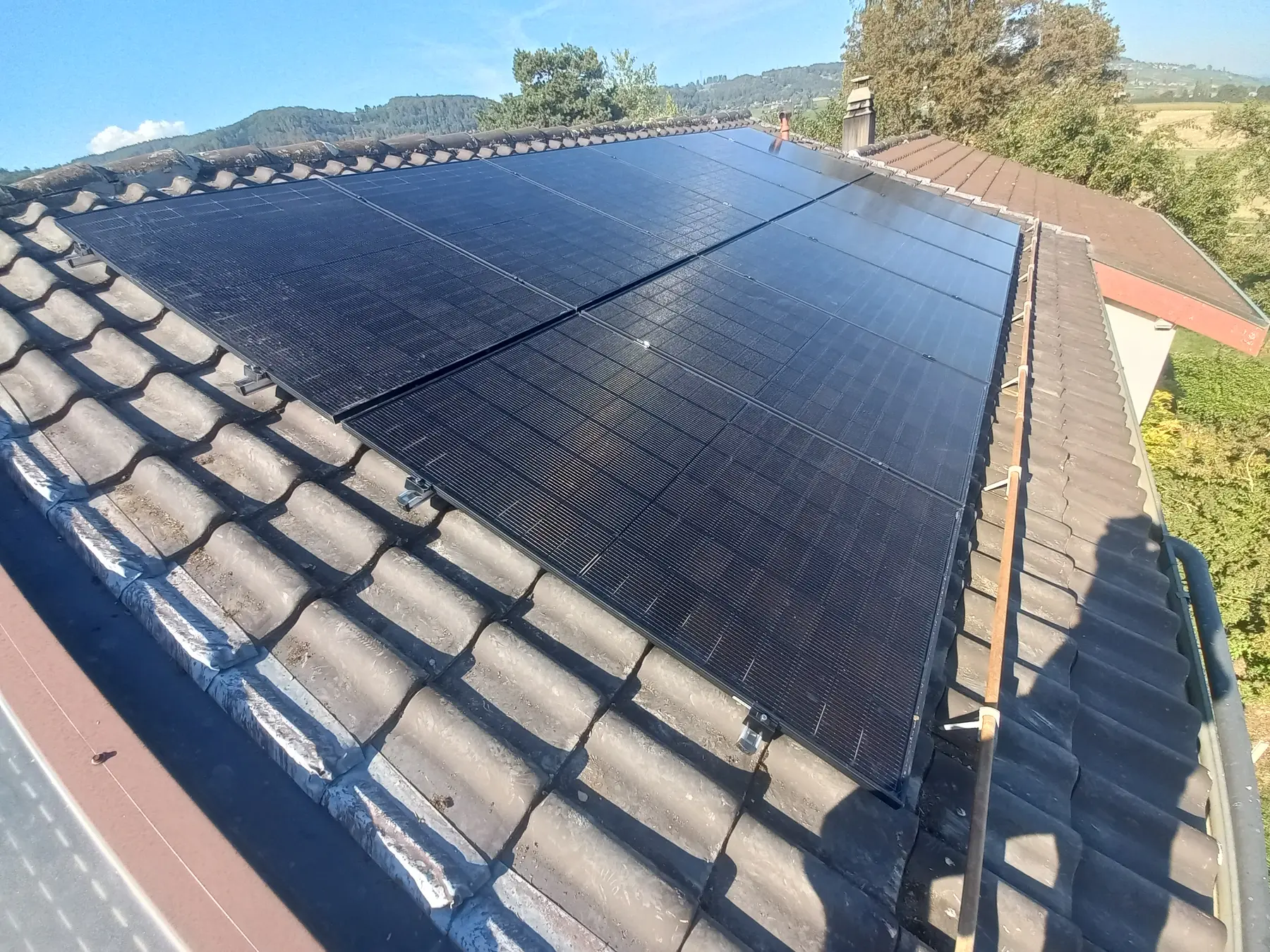 Champ de panneaux photovoltaïques intégré dans une toiture en tuiles