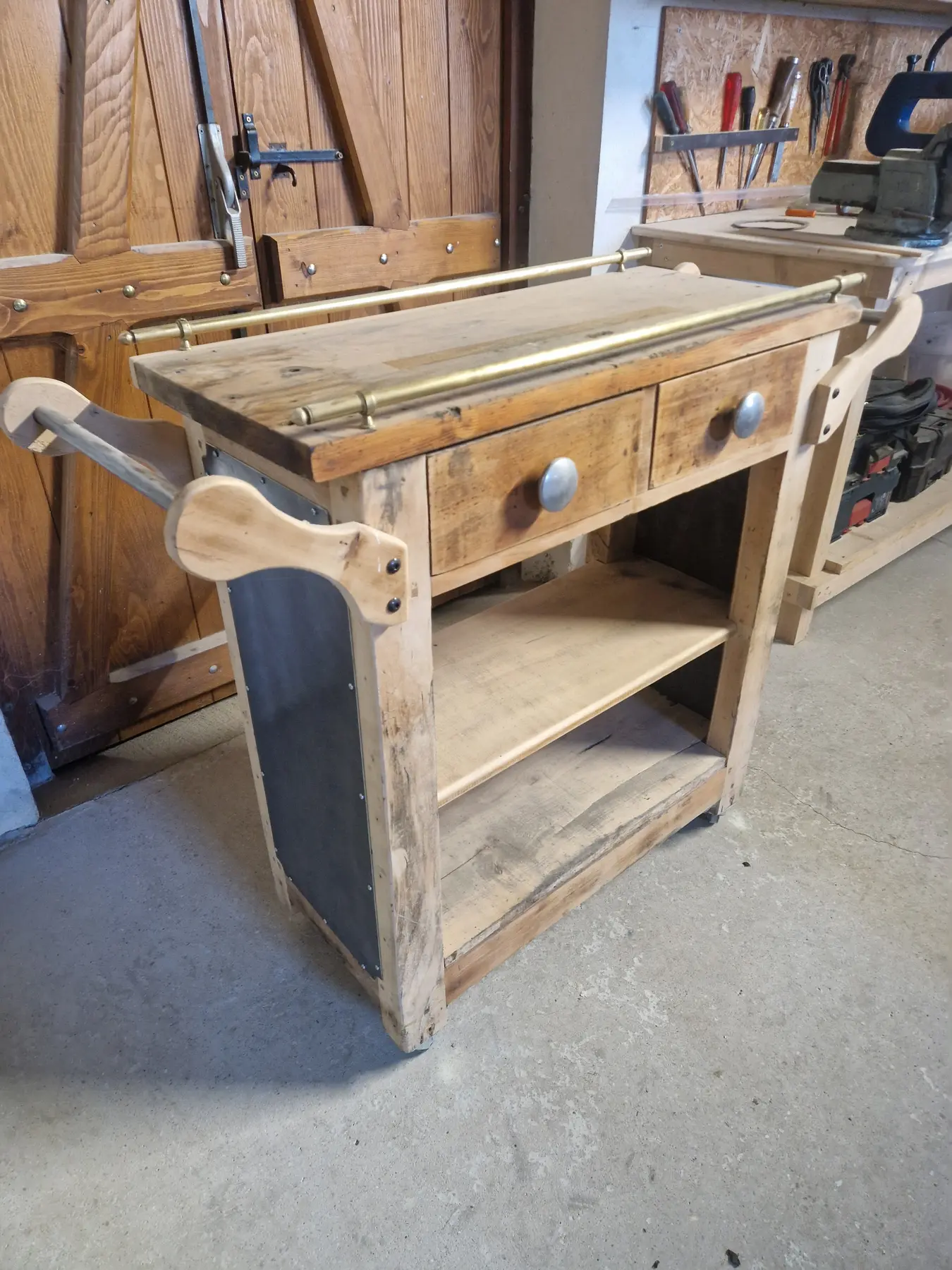Meuble mobile en bois et métal fabriqué dans un atelier