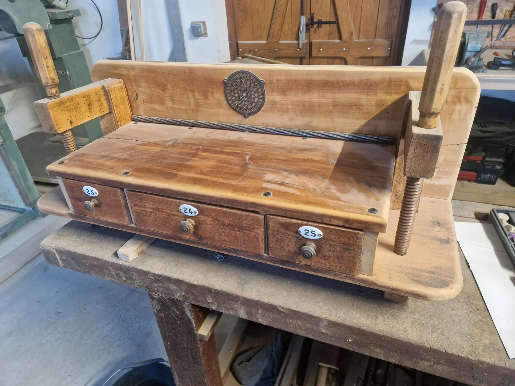 Banc en bois fabriqué sur mesure dans l’atelier