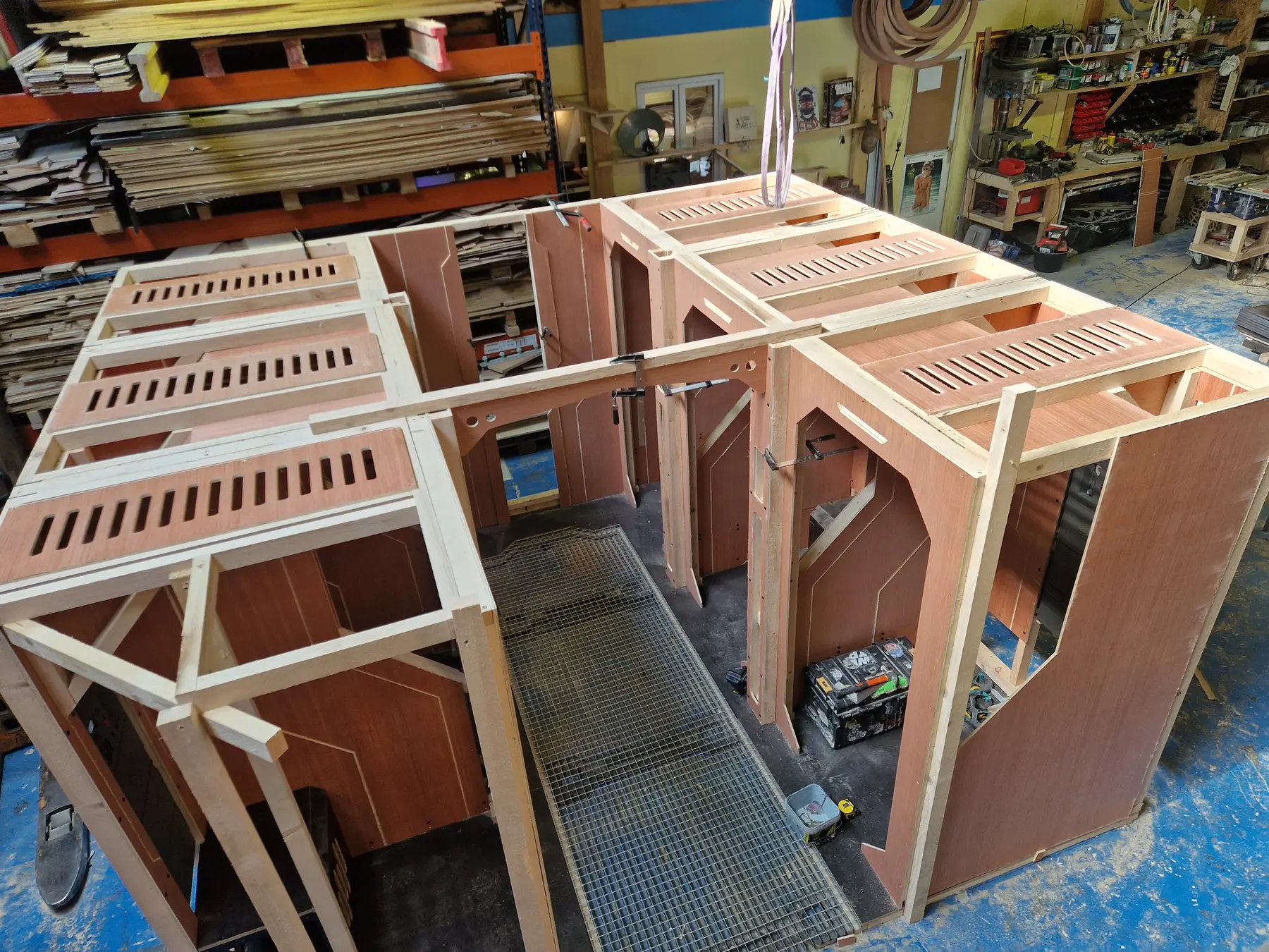 Modules de décor en bois préparés dans un atelier